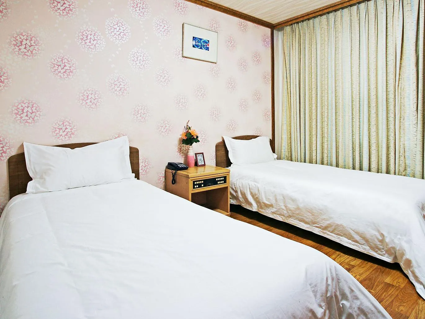 Emerald Hotel 済州市 3*,  韓国