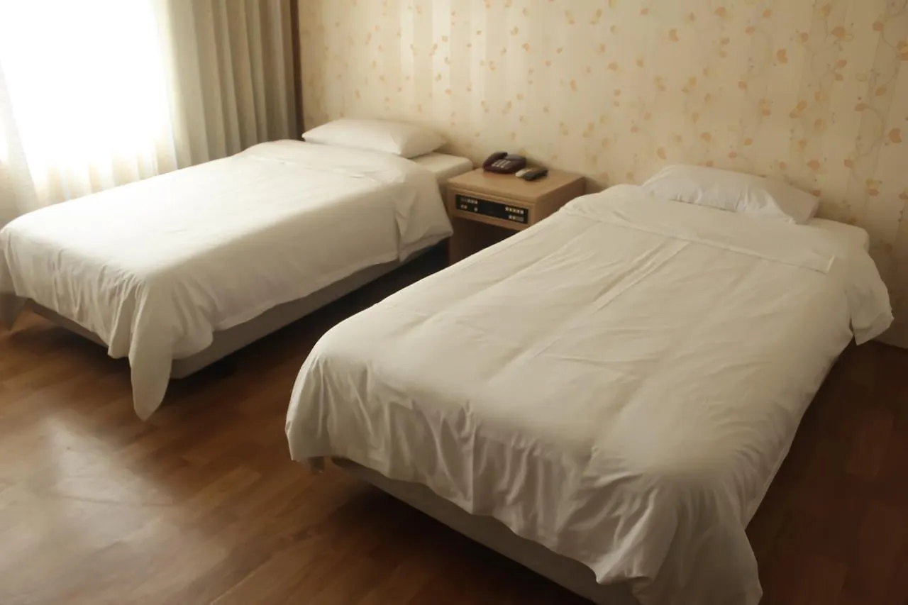 Emerald Hotel 済州市 3*,  韓国