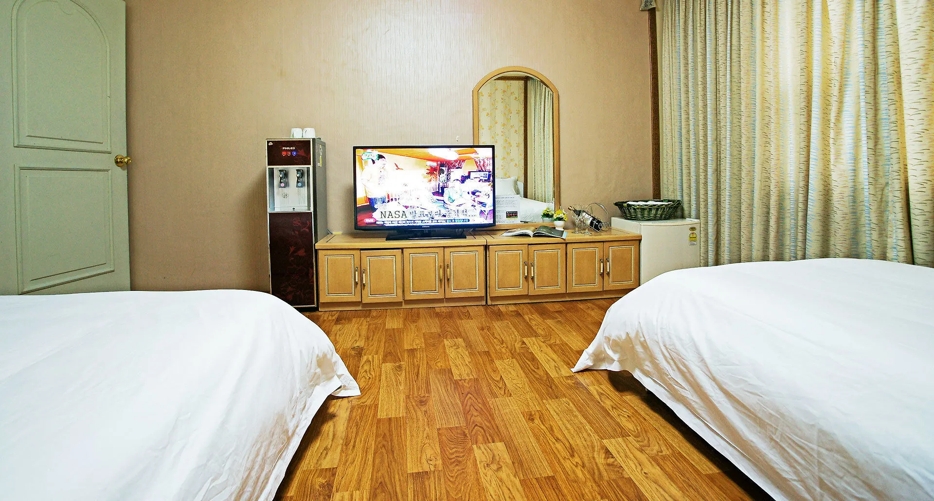 Emerald Hotel 済州市 3*,