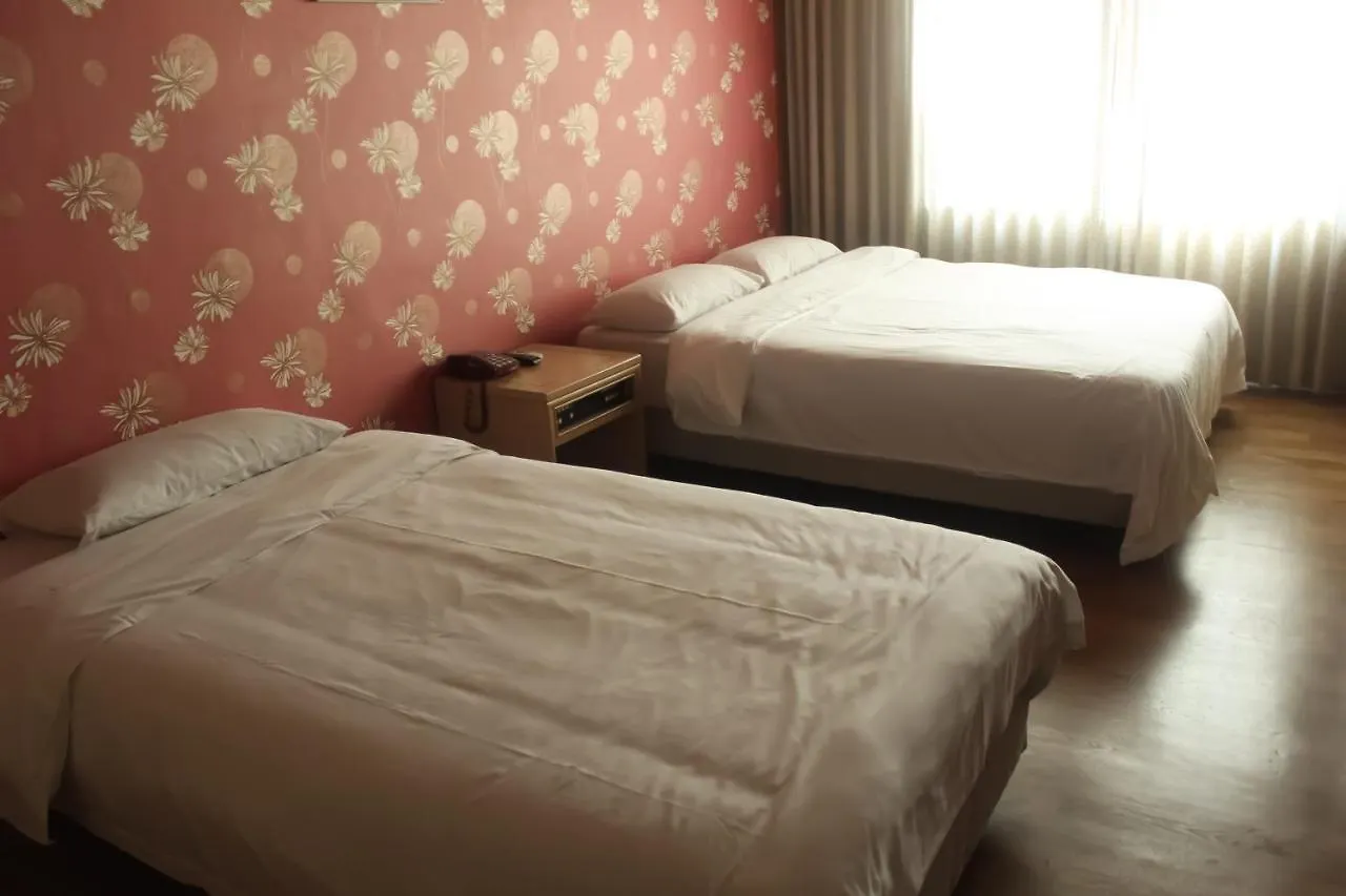 Emerald Hotel Jeju 3*,