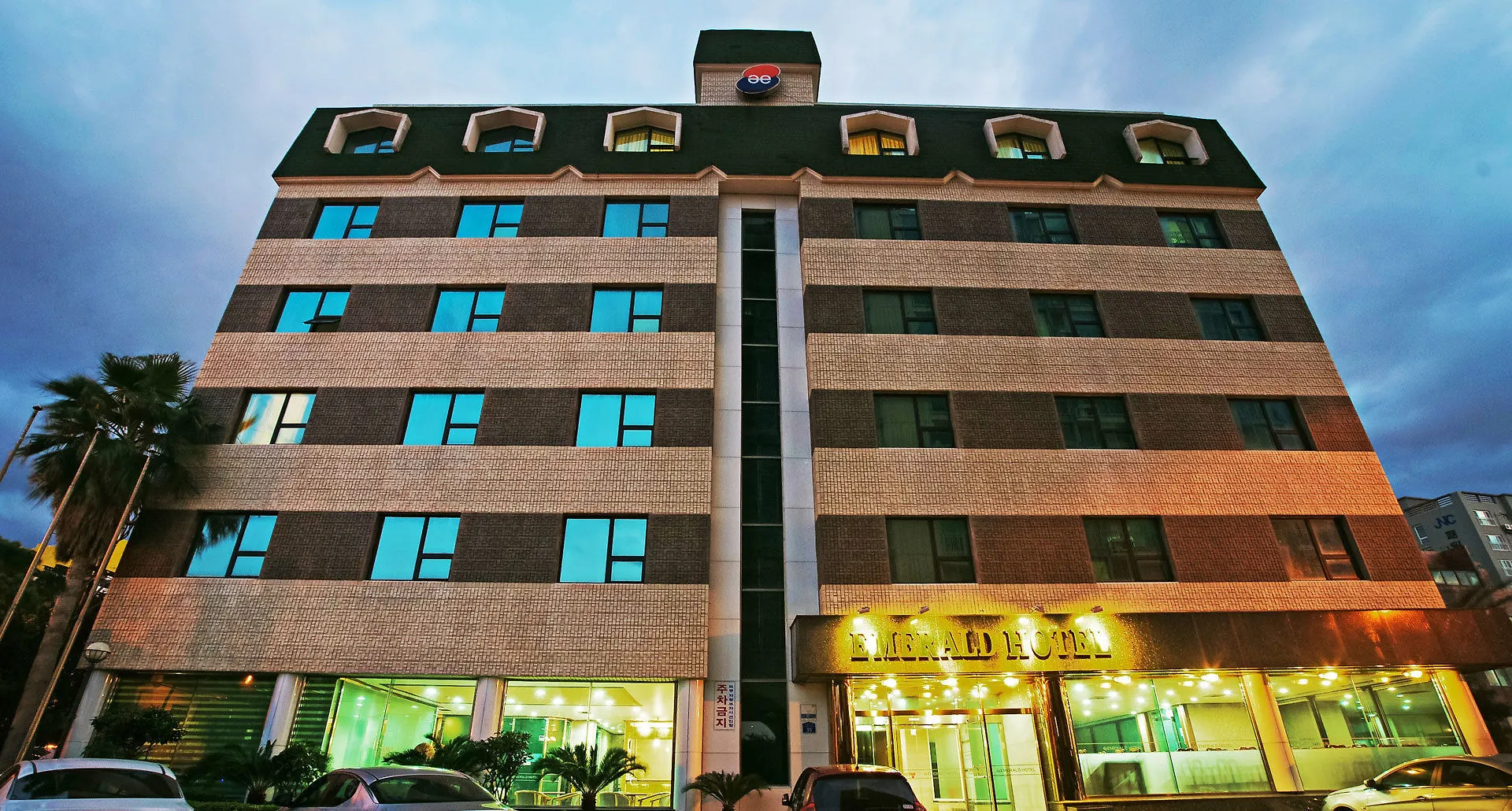 Emerald Hotel Jeju 3*,